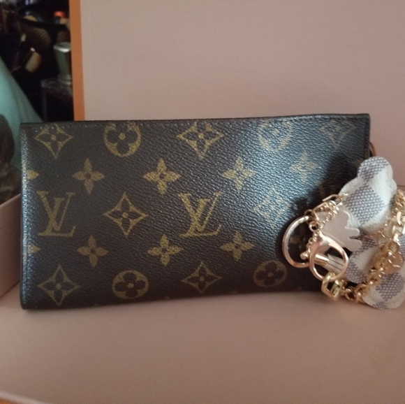 LOUIS VUITTON Classic pouchette Monogram - Picture 2 of 16